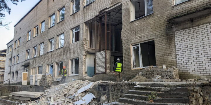 За майже 1 ООО днiв вiйни рф зруйнувала та пошкодила 1941 об’ект медзакладiв